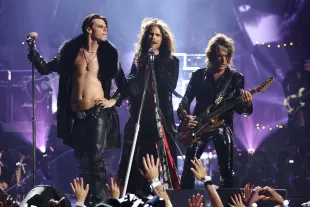 Yungblud performed with Steven Tyler, Joe Perry, and Nuno Bettencourt at the MTV Video Music Awards (Image via Getty)