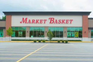 Market Basket employees protested when Arthur T. Demoulas was fired by his family in 2014 (Image via Getty)