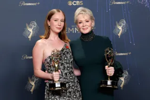 LOS ANGELES, CALIFORNIA - SEPTEMBER 14: (L-R) Hannah Einbinder and Jean Smart, winners of Outstanding Supporting Actress in a Comedy Series and Lead Actress in a Comedy Series for "Hacks," pose in the press room during the 77th Primetime Emmy Awards at Peacock Theater on September 14, 2025 in Los Angeles, California.  (Photo by Amy Sussman/Getty Images)