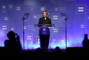 Hannah Einbinder accepts the HRC Visibility Award onstage during Human Rights Campaign's 2025 Los Angeles Dinner (Image via Getty)