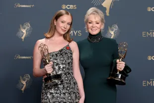 LOS ANGELES, CALIFORNIA - SEPTEMBER 14: (L-R) Hannah Einbinder and Jean Smart, winners of Outstanding Supporting Actress in a Comedy Series and Lead Actress in a Comedy Series for "Hacks", pose in the press room during the 77th Primetime Emmy Awards at Peacock Theater on September 14, 2025 in Los Angeles, California.  (Photo by Kevin Mazur/Getty Images)