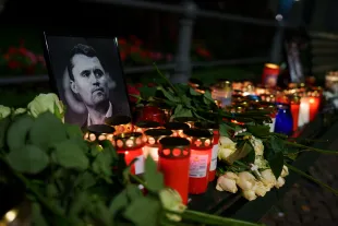 BERLIN, GERMANY - SEPTEMBER 11: A memorial ceremony held in front of the Brandenburg Gate for U.S. conservative politician Charlie Kirk, who was killed in an assassination, in Berlin, Germany, on September 11, 2025. A large number of German citizens attended the gathering. (Photo by Ilkin Eskipehlivan /Anadolu via Getty Images)