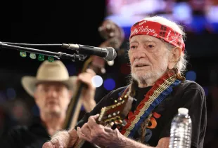 The claims of Willie Nelson banning a fan are false (Image via Justin Sullivan/Getty Images)