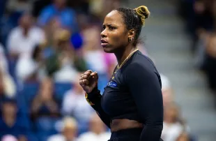 Taylor Townsend of the United States in action against Mirra Andreeva in the third round on Day 6 of the US Open at USTA Billie Jean King National Tennis Center on August 29, 2025 in New York City (Photo by Robert Prange/Getty Images)