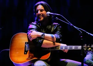 Brett James performs during the 2013 CMA Songwriters Series at the CMA Theater on November 5, 2013 in Nashville, Tennessees) (Image via Getty)