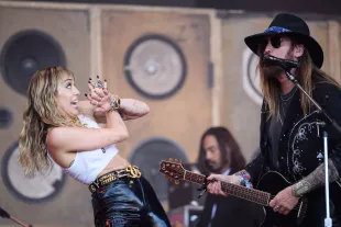 Billy Ray Cyrus shares emotional thanks after Miley pens a birthday song meant to bridge their family’s recent struggles.