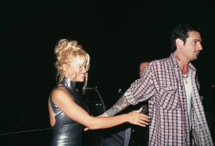 American actress Pamela Anderson and American drummer Tommy Lee in 1995 (Image via Getty)