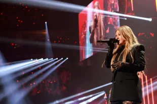 LAS VEGAS, NEVADA - SEPTEMBER 23: (FOR EDITORIAL USE ONLY) Kelly Clarkson performs onstage during the 2023 iHeartRadio Music Festival at T-Mobile Arena on September 23, 2023 in Las Vegas, Nevada. (Photo by Matt Winkelmeyer/Getty Images for iHeartRadio)