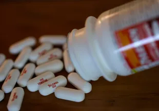 SAN ANSELMO, CALIFORNIA - SEPTEMBER 22: In this photo illustration, Tylenol caplets are displayed on September 22, 2025 in San Anselmo, California. The Trump administration will reportedly link use of the painkiller acetaminophen during pregnancy to autism during a White House press conference today. (Photo Illustration by Justin Sullivan/Getty Images)