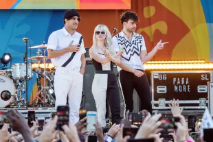 Hayley Williams confirmed that Paramore has not disbanded (Image via Getty)