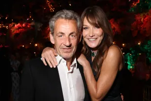 PARIS, FRANCE - JUNE 06: Nicolas Sarkozy and Carla Bruni  attend BVLGARI EDEN THE GARDEN OF WONDERS on June 06, 2022 in Paris, France. (Photo by Daniele Venturelli/Getty Images for Bulgari)