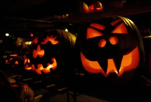 (Original Caption) Keene, New Hampshire: Pumpkin Festival. (Photo by © Erik Freeland/CORBIS SABA/Corbis via Getty Images)