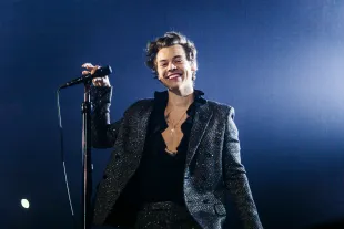 PARIS, FRANCE - MARCH 13:  In this handout photo provided by Helene Marie Pambrun, Harry Styles performs during his European tour at AccorHotels Arena on March 13, 2018 in Paris, France.  (Photo by Handout/Helene Marie Pambrun via Getty Images)