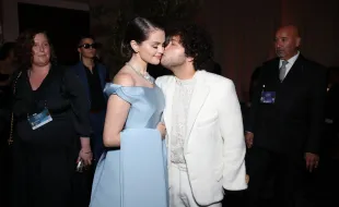 LOS ANGELES,  CALIFORNIA - JANUARY 5, 2025, 82ND GOLDEN GLOBE AWARDS - Selena Gomez and Benny Blanco  at the 82nd Golden Globe Awards, held at the Beverly Hilton Hotel in Los Angeles on January 5, 2025.  (Photo by Jason Armond / Los Angeles Times via Getty Images)