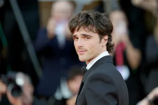 VENICE, ITALY - AUGUST 30: Jacob Elordi attends the "Frankenstein" red carpet during the 82nd Venice International Film Festival on August 30, 2025 in Venice, Italy. (Photo by Vittorio Zunino Celotto/Getty Images)