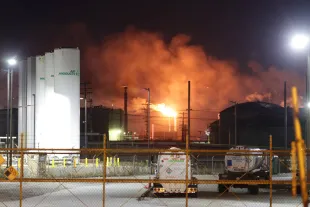 View of fire and smoke at the Chevron Refinery in El Segundo, seen at the Linde driveway at 890 E. El Segundo Blvd at Maryland  Street on Tuesday evening, October 2, 2025. Photo: Robbin Goddard / Los Angeles Times