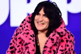 Noel Fielding, host of The Great British Baking Show (Image via Getty)