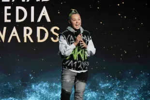 BEVERLY HILLS, CALIFORNIA - MARCH 14: JoJo Siwa speaks onstage during the 35th annual GLAAD Media Awards at The Beverly Hilton on March 14, 2024 in Beverly Hills, California.  (Photo by Kevin Winter/Getty Images)