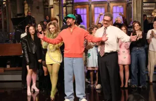 Saturday Night Live cast and guests standing on stage during the episode’s closing moments.