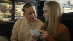 Charlie Hunnam as Ed Gein in Diner-booth scene from Netflix’s Monster: The Ed Gein Story. Image courtesy of Netflix.