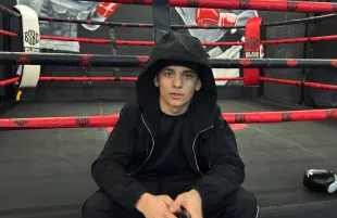 Arturo Gatti Jr. posing for a picture (Image via Instagram/@arturogattijr)