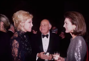 From left, American socialite Joan Bennett Kennedy, Belgian-born American businessman Maurice Tempelsman, and editor & former First Lady Jacqueline Kennedy Onassis (1929 - 1994) talk together at a Literary Lions event (to benefit the New York Public Library), New York, New York, November 1986. (Photo by Sonia Moskowitz/Getty Images)