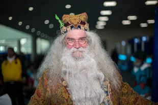  Harry Potter cosplayer Kim Hutsell as Albus Dumbledore at 2019 Comic-Con International on July 21, 2019 in San Diego, California. (Photo by Daniel Knighton/Getty Images)