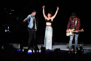 Neil Perry, Kimberly Perry and Reid Perry of The Band Perry perform on stage at the Ascend Amphitheater (Image via Getty)