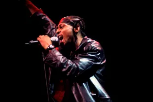 Singer D'Angelo (born Michael Eugene Archer) performs on stage at the Aire Crown Theater, Chicago, Illinois, April 4, 2000. (Photo by Paul Natkin/Getty Images)