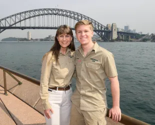 Terri Irwin with her son Robert Irwin (Image via Getty)