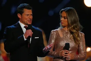 Love Is Blind Hosts Nick Lachey and Vanessa Lachey (Image via Getty)