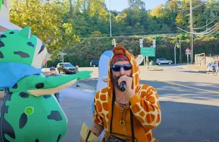 Rob Potylo while protesting against ICE in Portland (Image via YouTube/Robby Roadsteamer)