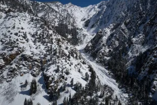 Micah Smith and his children were stranded at Big Cottonwood Canyon on Saturday night (Image via James Roh for The Washington Post via Getty Images)