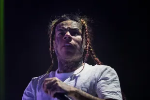 6ix9ine called Snoop Dogg a snitch on another occasion a few years ago (Image via Getty)