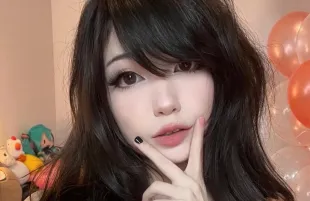Was Emiru attacked by D4vd Bodyguard 'MarkyNextDoor' at TwitchCon? Viral rumor debunked