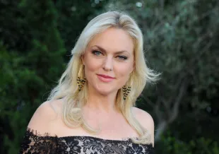 DWTS star Elaine Hendrix arrives at Mercy For Animals Hidden Heroes Gala 2016 (Image via Getty)