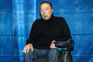Actor Tim Curry poses for a photo during Emerald City Comic Con at Washington State Convention Center on December 04, 2021 (Image via Getty)