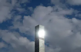 NEW YORK, NY - APRIL 4: The setting sun reflects off the windows of 432 Park Avenue on April 4, 2018 in New York City. (Photo by Gary Hershorn/Getty Images)