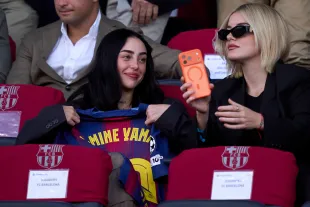 BARCELONA, SPAIN - OCTOBER 21: Singer Nicki Nicole holds a Lamine Yamal's jersey at the stands for the UEFA Champions League 2025/26 League Phase MD3 match between FC Barcelona and Olympiacos FC at Estadi Olimpic Lluis Companys on October 21, 2025 in Barcelona, Spain. (Photo by Pedro Salado/Getty Images)