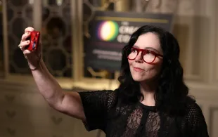 Alex Borstein attends The Creative Coalition Right To Bear Arts Gala dinner (Image via Getty)