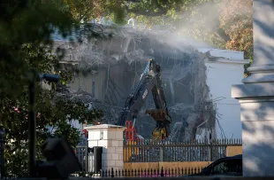 WASHINGTON, DC - OCTOBER 20: The facade of the East Wing of the White House is demolished by work crews on October 20, 2025 in Washington, DC. The demolition is part of U.S. President Donald Trump's plan to build a ballroom reportedly costing $250 million on the eastern side of the White House. (Photo by Kevin Dietsch/Getty Images)