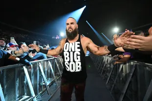 Braun Strowman makes his way to the ring during SmackDown (Image via Getty)
