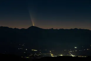 BIG PINE, CALIFORNIA - OCTOBER 12: Comet Tsuchinshan-ATLAS appears over the Eastern Sierra mountains as it transitions into the evening sky shortly after sunset, as seen from the Ancient Bristlecone Pine Forest area, on October 12, 2024 near Big Pine, California. The coma, or comet head, measures approximately 130,000 miles (209,000 kilometers) in diameter and the tail stretches out for about 18 million miles (29 million km). The comet will not return for another 80,000 years.   (Photo by David McNew/Getty Images)