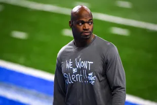 Adrian Peterson #28 of the Detroit Lions looks on before the game against the Washington Football Team at Ford Field on November 15, 2020 in Detroit, Michigan. (Photo by Nic Antaya/Getty Images)