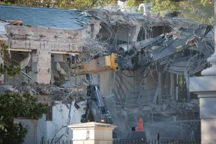 WASHINGTON, DC - OCTOBER 20: Workers demolish the facade of the East Wing of the White House on October 20, 2025 in Washington, DC. The demolition is part of U.S. President Donald Trump's plan to build a ballroom reportedly costing $250 million on the eastern side of the White House. (Photo by Kevin Dietsch/Getty Images)