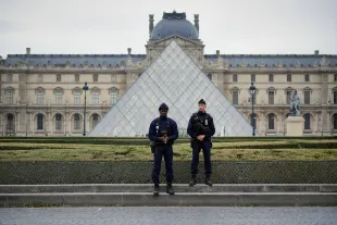 PARIS, FRANCE - OCTOBER 19: Police stand guard outside the Louvre museum at Louvre on October 19, 2025 in Paris, France. France's Culture Minister, Rachida Dati, announced the closure of the world-famous art museum on X due to the robbery taking place just after the Louvre opened to the public. It is being reported that millions of pound with of historic jewellery belonging to Napoleon and Empress Josephine has been stolen (Photo by Remon Haazen/Getty Images)