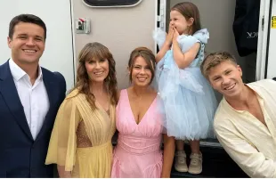 Robert Irwin with his family (Image via Instagram/bindisueirwin)