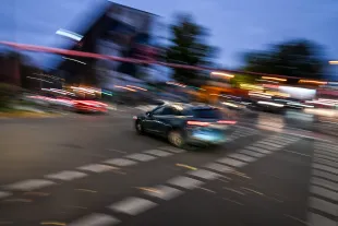 Cars driving at an intersection in the evening. (Wiping effect due to long exposure.) Photo: Jens Kalaene/dpa (Photo by Jens Kalaene/picture alliance via Getty Images)