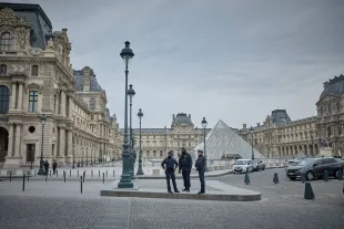 PARIS, FRANCE - OCTOBER 19: French Police officers seal off the entrance to the Louvre Museum after a Jewllery Heist on October 19, 2025 in Paris, France. France's Culture Minister, Rachida Dati, announced the closure of the world-famous art museum on X due to the robbery taking place just after the Louvre opened to the public. It is being reported that millions of pound with of historic jewellery belonging to Napoleon and Empress Josephine has been stolen. (Photo by Kiran Ridley/Getty Images)