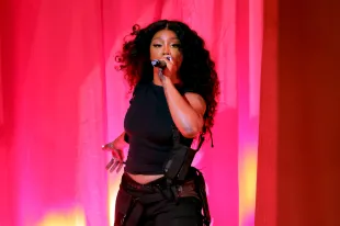 LOS ANGELES, CALIFORNIA - FEBRUARY 04: SZA performs onstage during the 66th GRAMMY Awards at Crypto.com Arena on February 04, 2024 in Los Angeles, California. (Photo by Kevin Winter/Getty Images for The Recording Academy)